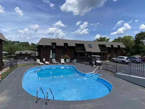 130 Wilshire Dr #32, Hollister, MO 65672