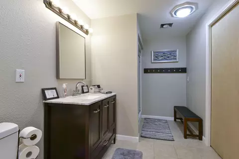 Bath - 27302 Cimarron Dr, Eagle Rock, MO 65641 photo 9 of 10