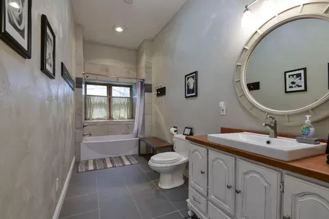 Bath - 27302 Cimarron Dr, Eagle Rock, MO 65641 photo 6 of 10