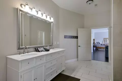 Bath - 27302 Cimarron Dr, Eagle Rock, MO 65641 photo 3 of 10