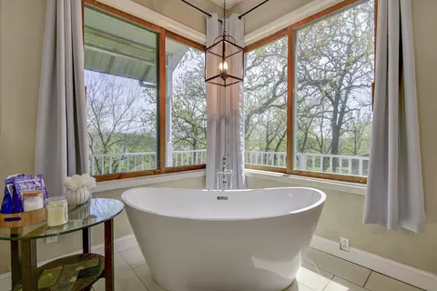Bath - 27302 Cimarron Dr, Eagle Rock, MO 65641 photo 4 of 10