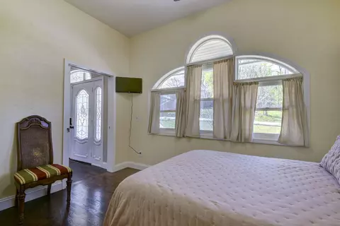 Bedroom - 27302 Cimarron Dr, Eagle Rock, MO 65641 photo 4 of 12