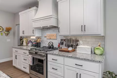 Kitchen - 4898 S Sycamore Ave, Springfield, MO 65810 photo 2 of 5