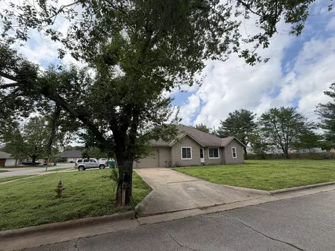 903 W Raynell 3041 S Pinehurst, Springfield, MO 65807