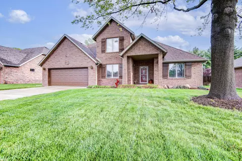 1811 W Village Ln, Springfield, MO 65807