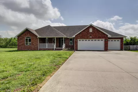 1703 Twin Oaks Dr, Monett, MO 65708