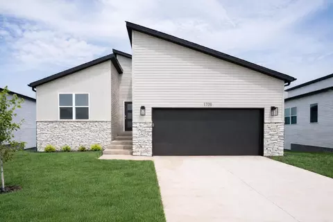 1722 N Hawthorne Pl, Brookline, MO 65619