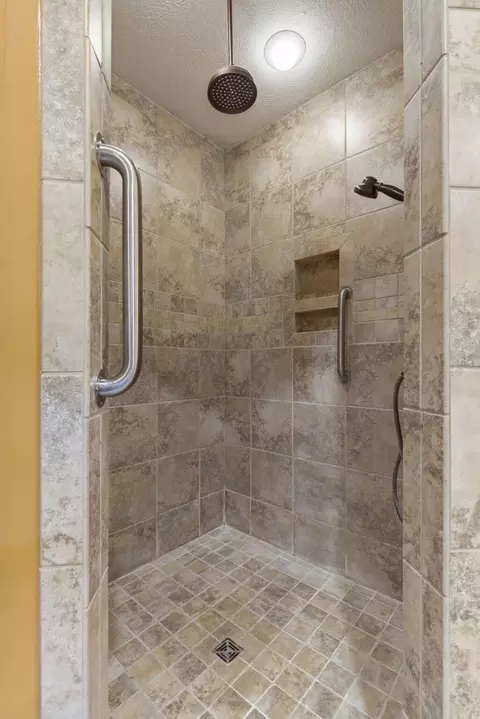 Bath - 4202 Buttonwood Dr, Nixa, MO 65714 photo 3 of 5