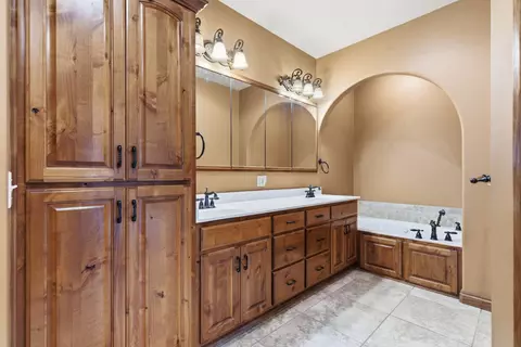 Bath - 4202 Buttonwood Dr, Nixa, MO 65714 photo 2 of 5