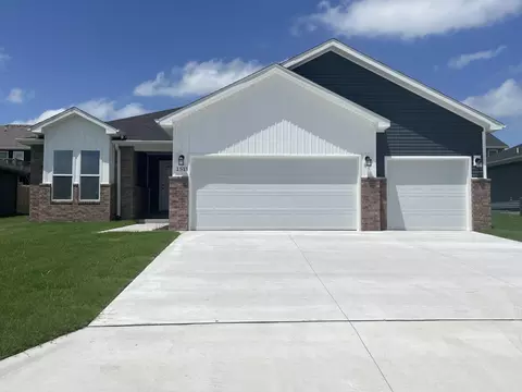 1513 E Charlton St, Republic, MO 65738