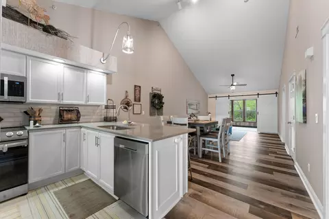 225 Lower Emerald Bay Cir #17, Hollister, MO 65672