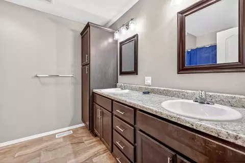 Bath - 188 W Picardy St, Republic, MO 65738 photo 2 of 3