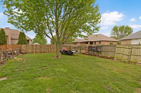 Exterior - 3848 W Suzanne St, Battlefield, MO 65619 photo 8 of 9