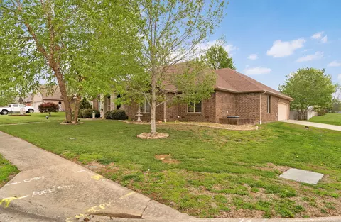 Exterior - 3848 W Suzanne St, Battlefield, MO 65619 photo 3 of 9