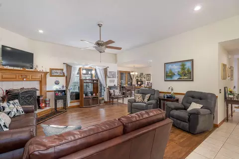 Living - 3848 W Suzanne St, Battlefield, MO 65619 photo 1 of 2