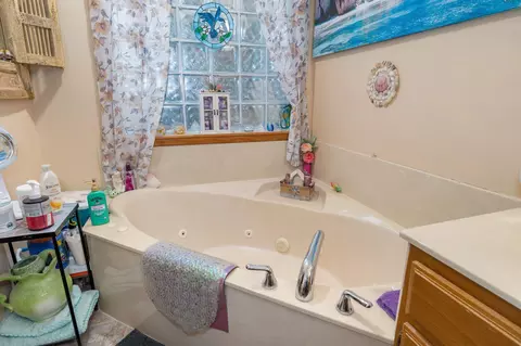 Bath - 3848 W Suzanne St, Battlefield, MO 65619 photo 2 of 3