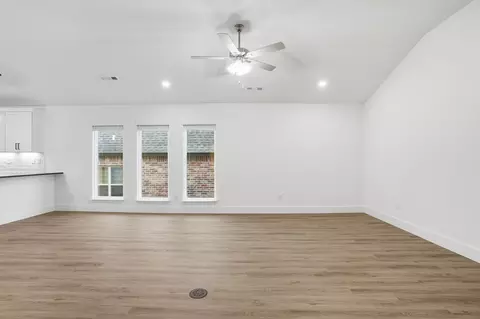 Living - 5218 S Morgan Ave, Battlefield, MO 65619 photo 4 of 12