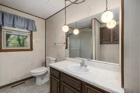 Bath - 1237 S Brite Ave, Springfield, MO 65807 photo 1 of 2