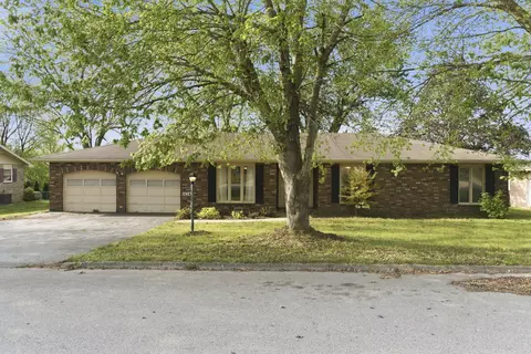 1424 E Laverne St, Bolivar, MO 65613