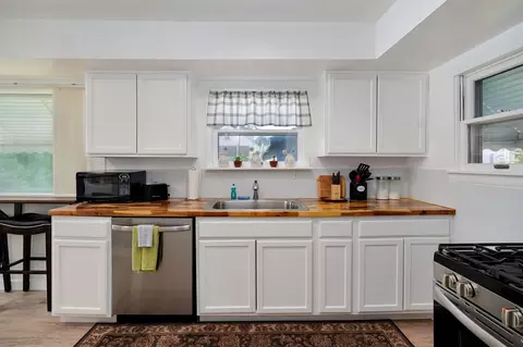 Kitchen - 1462 E Mcdaniel St, Springfield, MO 65802 photo 3 of 7