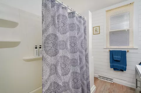 Bath - 1462 E Mcdaniel St, Springfield, MO 65802 photo 2 of 2