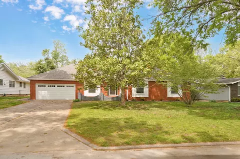 1919 E Meadow Dr, Springfield, MO 65804