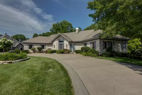 Exterior - 458 S Oaks Dr, Springfield, MO 65809 photo 7 of 10