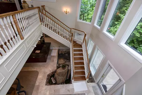 Entry Way - 458 S Oaks Dr, Springfield, MO 65809 photo 3 of 5