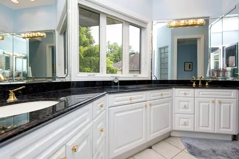 Bath - 458 S Oaks Dr, Springfield, MO 65809 photo 1 of 4