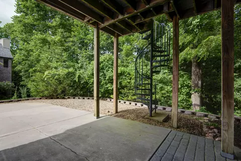 Exterior - 458 S Oaks Dr, Springfield, MO 65809 photo 6 of 10