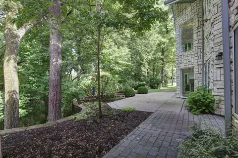 Exterior - 458 S Oaks Dr, Springfield, MO 65809 photo 5 of 10