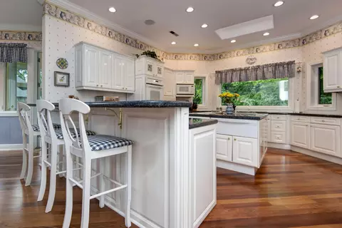 Kitchen - 458 S Oaks Dr, Springfield, MO 65809 photo 2 of 3
