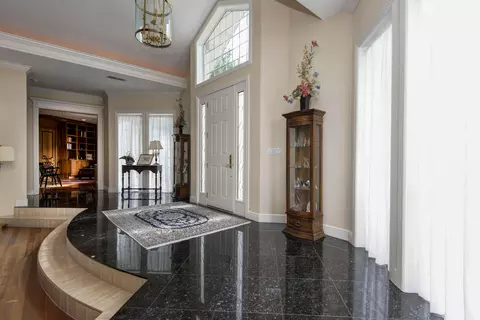 Entry Way - 458 S Oaks Dr, Springfield, MO 65809 photo 2 of 5