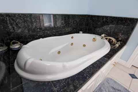 Bath - 458 S Oaks Dr, Springfield, MO 65809 photo 3 of 4