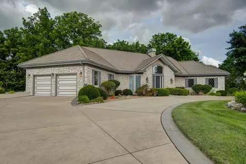 Exterior - 458 S Oaks Dr, Springfield, MO 65809 photo 8 of 10