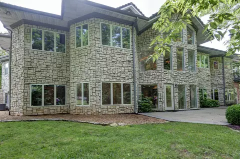 Exterior - 458 S Oaks Dr, Springfield, MO 65809 photo 4 of 10