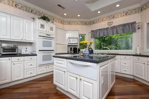 Kitchen - 458 S Oaks Dr, Springfield, MO 65809 photo 1 of 3