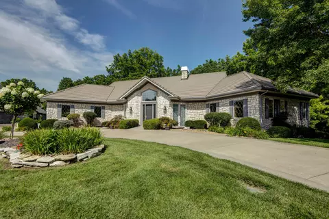 458 S Oaks Dr, Springfield, MO 65809