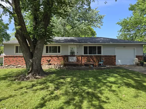 651 W Pearl St, Aurora, MO 65605