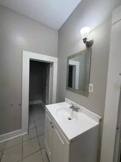 Bath - 906 N Kansas Expy, Springfield, MO 65802 photo 2 of 3