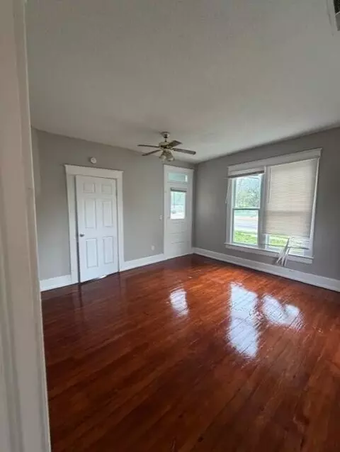 Living - 906 N Kansas Expy, Springfield, MO 65802 photo 1 of 2