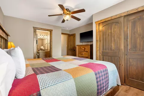 Bedroom - 429 E Chinquapin Cir #504, Indian Point, MO 65616 photo 4 of 5
