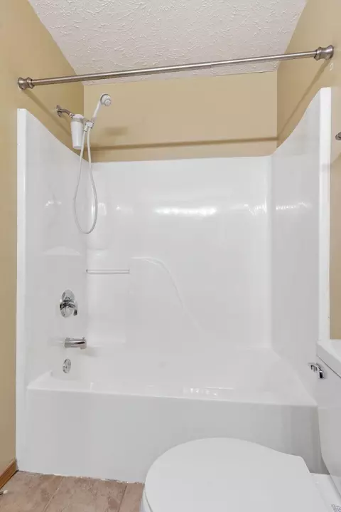 Bath - 4432 W Huckleberry St, Springfield, MO 65802 photo 3 of 3