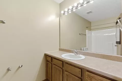 Bath - 4432 W Huckleberry St, Springfield, MO 65802 photo 2 of 3