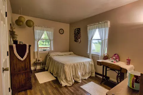 Bedroom - 17522 E N Hwy, Sheldon, MO 64784 photo 12 of 13