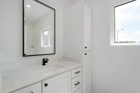 Bath - 1527 N Edgemont Cir, Springfield, MO 65802 photo 5 of 6