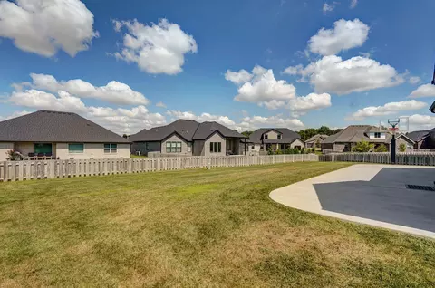 Exterior - 1527 N Edgemont Cir, Springfield, MO 65802 photo 5 of 9
