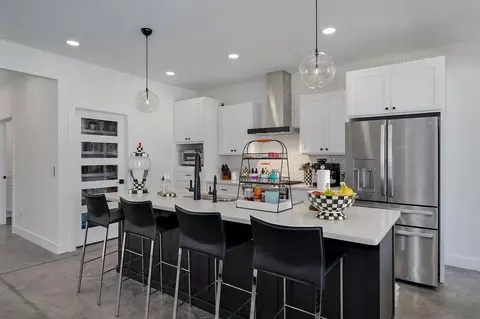 Kitchen - 1527 N Edgemont Cir, Springfield, MO 65802 photo 2 of 6