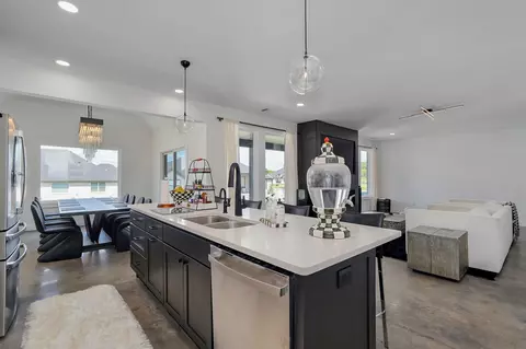 Kitchen - 1527 N Edgemont Cir, Springfield, MO 65802 photo 5 of 6