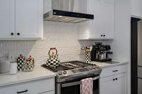 Kitchen - 1527 N Edgemont Cir, Springfield, MO 65802 photo 4 of 6